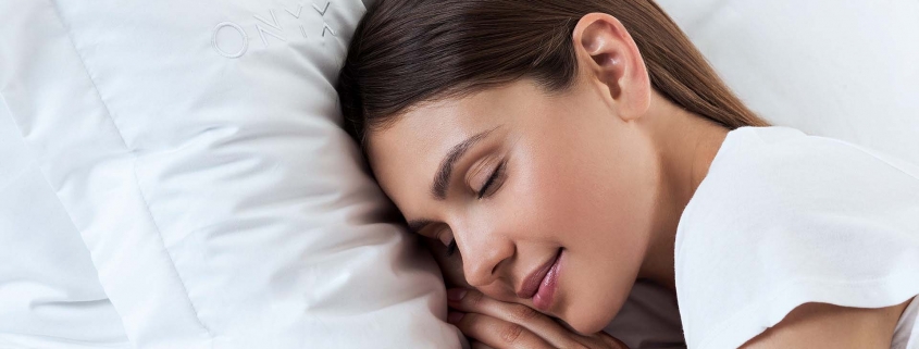 אשה ישנה על כרית לבנה